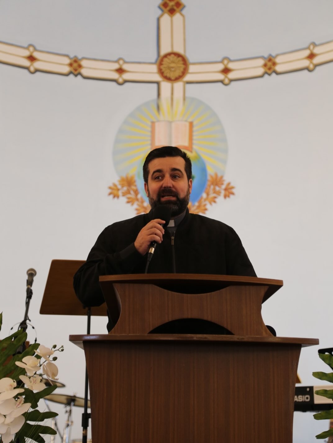 Pr. Paulo Carra a falar durante um culto